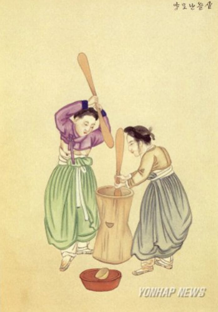 Bức tranh dân gian cổ về người phụ nữ thời Joseon mặc hanbok lộ ngực đan giã gạo.
