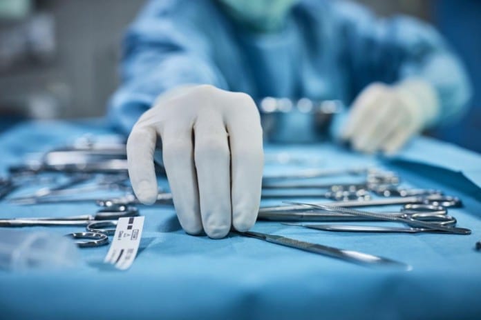 Hàn Quốc phạt y tá tung tin bệnh viện sử dụng dụng cụ phẫu thuật bệnh nhân AIDS không khử trùng