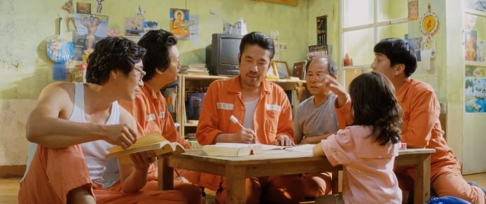 Một cảnh trong phim Điều Kỳ diệu ở Phòng giam số 7: Ye Seung dạy chữ cho Đại Ca trong phòng giam.