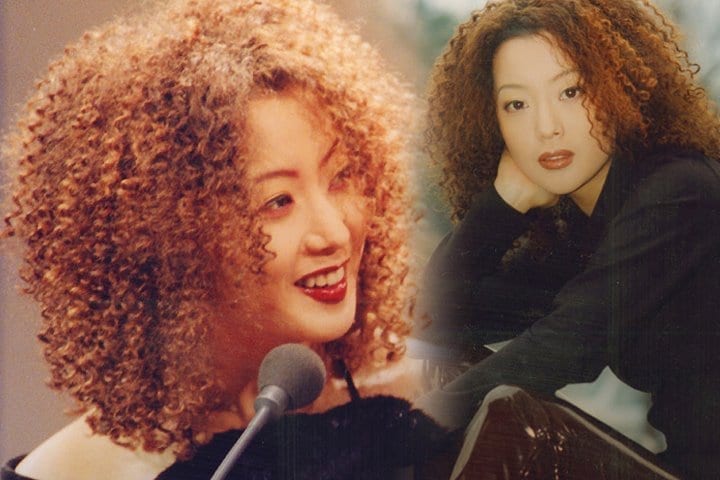 Kim Hee Sun thời trẻ với mái tóc uốn xù mì nhuộm đỏ phong cách táo bạo.