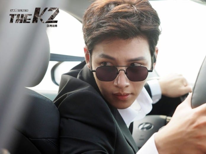 Ji Chang Wook đeo kính mát và lái xe trong phim hành động Mật Danh K2.