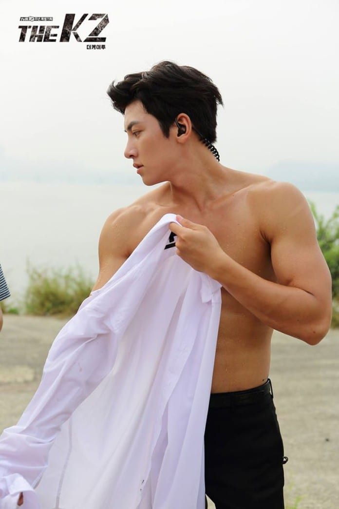 Ji Chang Wook trong phim hành động Mật Danh K2, cởi áo sơ mi để lộ thân hình cường tráng.