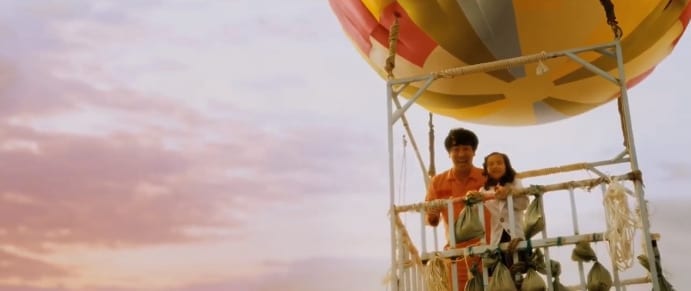 Một cảnh trong phim Điều Kỳ diệu ở Phòng giam số 7: 2 bố con Gong Yoo bay trên kinh khí cầu