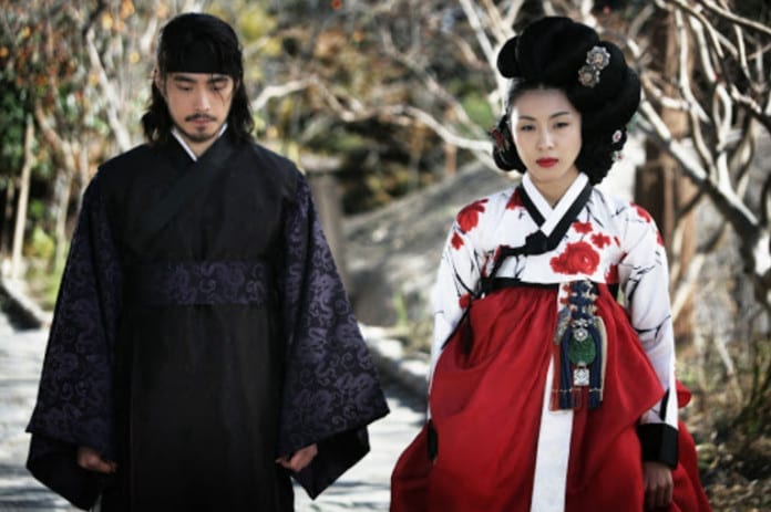 Gisaeng Hanbok - Nam giới mặc hanbok (trái) và nữ mặc hanbok (phải).
