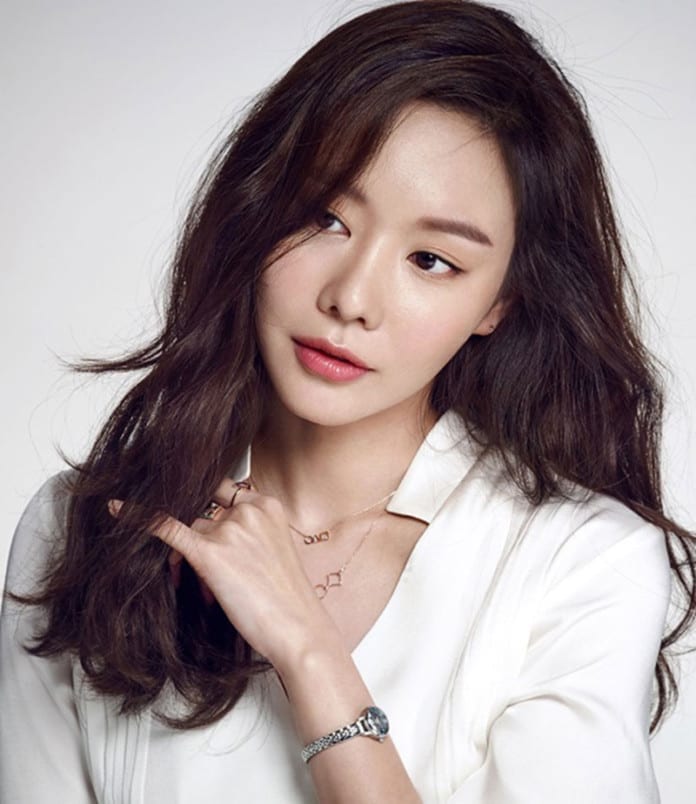 Ảnh chân dung của nữ diễn viên Kim Ah Joong mặc áo sơ mi trắng.