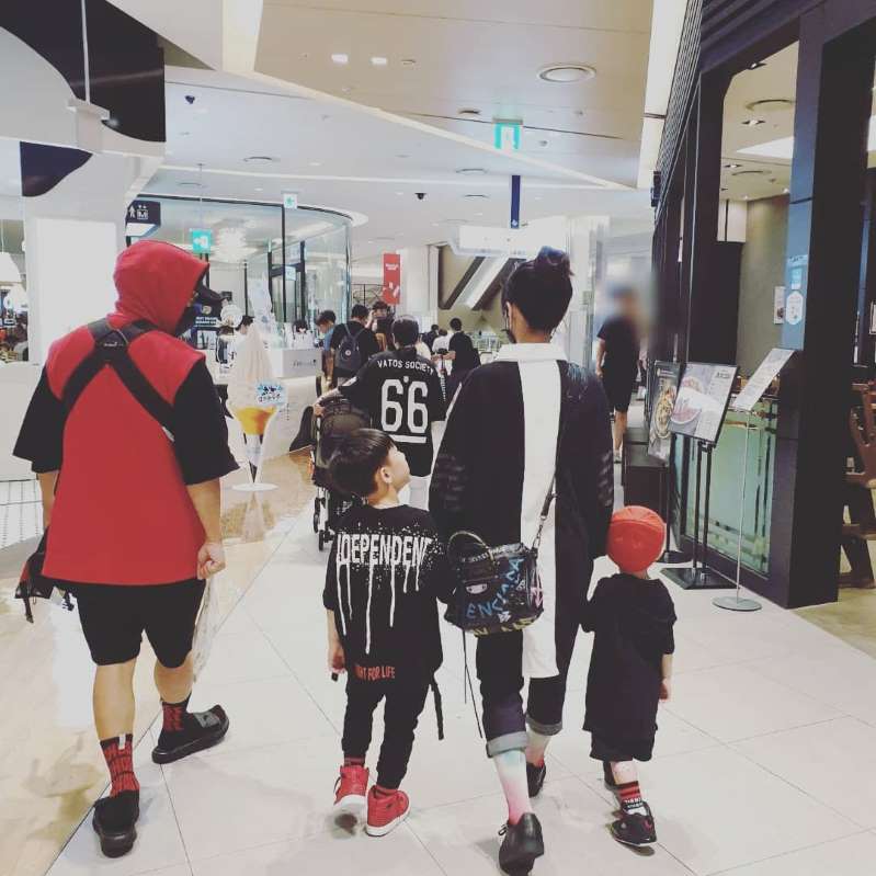 Gia đình Haha - Byul và hai con đi chơi phố.