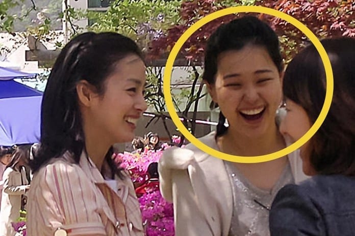 Lee Honey và Kim Tae Hee trong bức ảnh chụp khi còn cùng học ở trường đại học quốc gia Seoul.