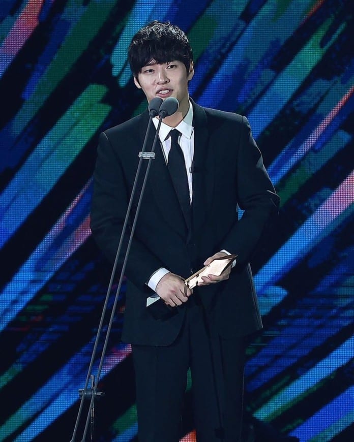 Kim Ha Neul nhận giải nam diễn viên xuất sắc nhất với vai diễn trong phim Khi Hoa Trà Nở.