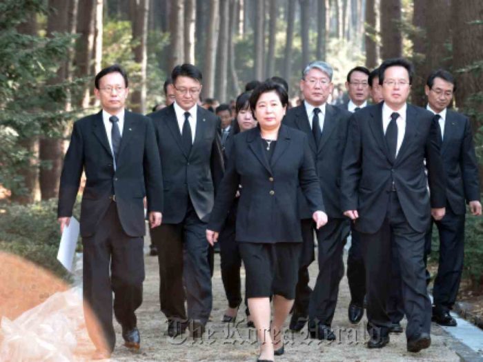 Hyun Jeong Eun - Từ nội trợ đến chiếc ghế chủ tịch tập đoàn Hyundai & Chính trị gia
