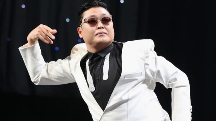 Ca sĩ Psy đang biểu diễn trên sân khấu.
