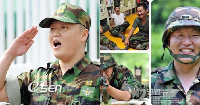 Ca sĩ Psy mặc quân phục trong thời gian nhập ngũ.