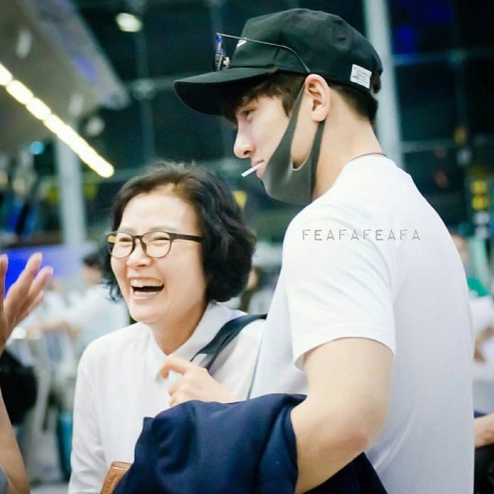 Ji Chang Wook và mẹ tươi cười rạng rỡ ở sân bay.