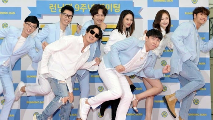 Song Ji Hyo và các thành viên của gia đình Running Man trong một buổi họp báo.
