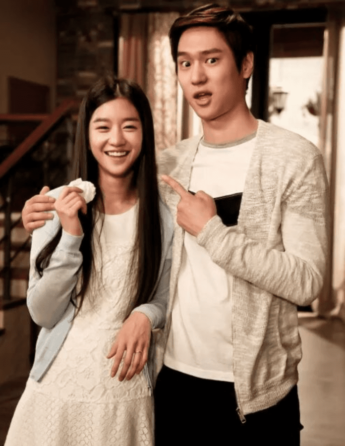 Seo Ye Ji và nam diễn viên Go Kyung Pyo trong một phân cảnh của bộ phim sitcom Ngôi Sao Khoai Tây