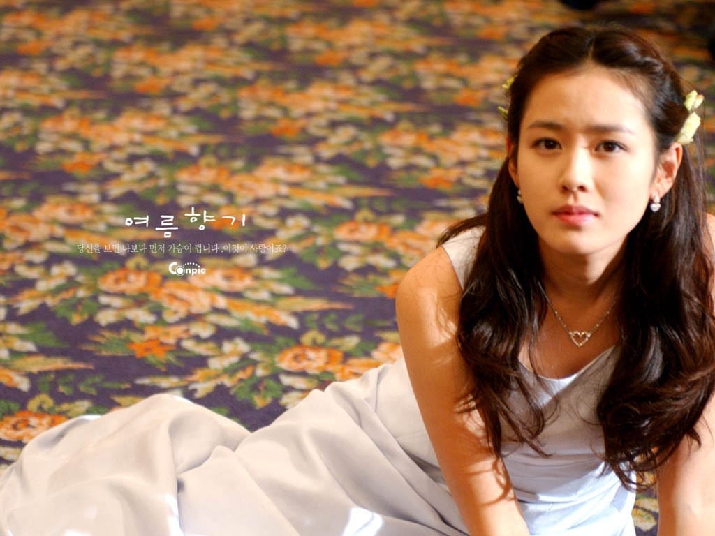 Hye Won (Son Ye Jin) mặc váy cưới trắng trong phim Hương Mùa Hè.