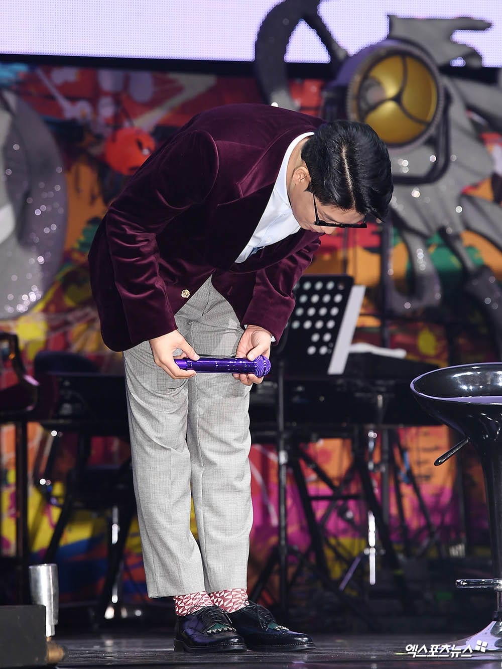 MC Mong cầm mic, cúi đầu xin lỗi khán giả.