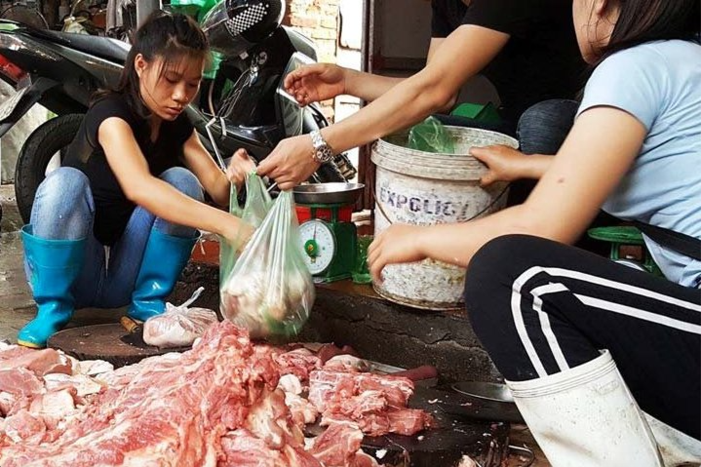 Chi phí sinh hoạt tại Việt Nam: Hình ảnh người bán thịt để thịt sống dưới mặt đất mất vệ sinh.
