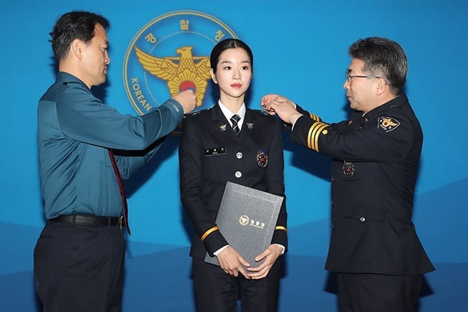Seo Ye Ji được cảnh sát Hàn Quốc phong tặng danh hiệu sĩ quan danh dự.