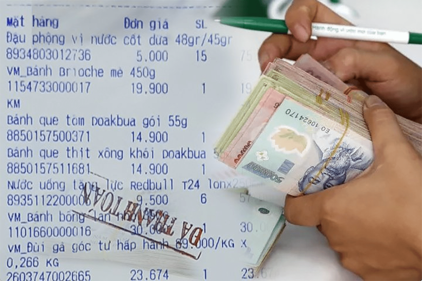 Hóa đơn thanh toán mua hàng ở Việt Nam và gói tiền Việt Nam.