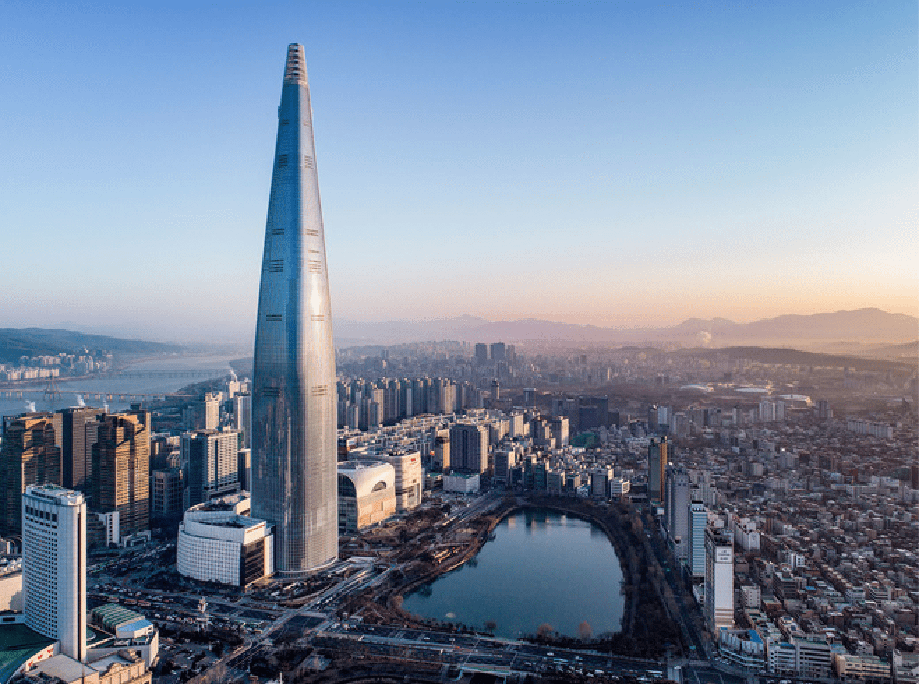 Tòa tháp Lotte Tower nhìn ra sông Hàn.