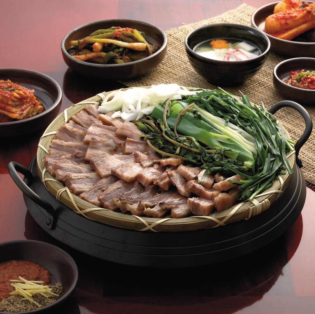 Món thịt chó được trình bày trên mâm cơm của người Hàn Quốc.