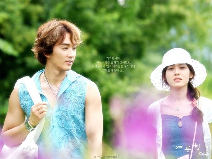 Poster của Hương Mùa Hè: Min Woo mặc áo sơ mi sát nách màu xanh (trái) và Hye Won mặc váy trắng đội mũ trắng (phải).