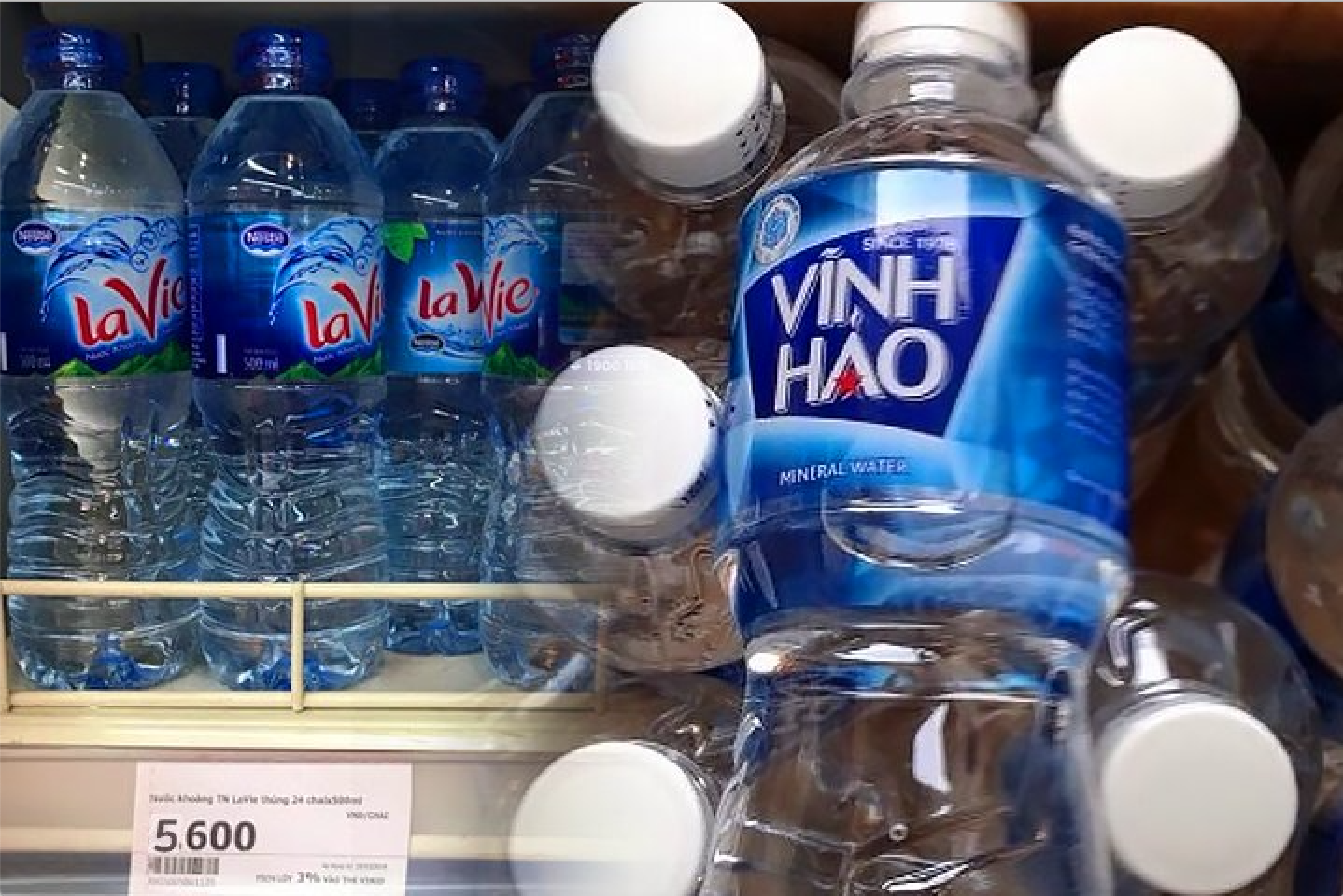Chi phí sinh hoạt tại Việt Nam: Hình ảnh chai nước lọc Vĩnh Hảo bán trong siêu thị ở Việt Nam.
