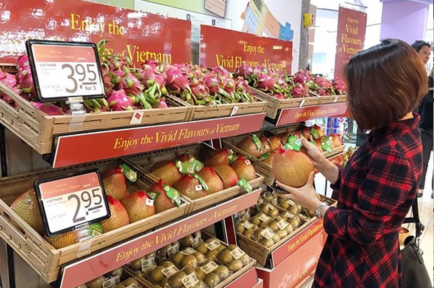 Chi phí sinh hoạt tại Việt Nam: Hình ảnh mua sắm hoa quả trong siêu thị ở Việt Nam.