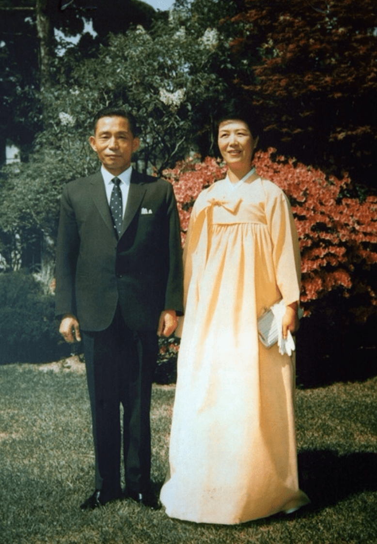 Park Chung Hee mặc âu phục (trái) và phu nhân mặc hanbok màu vàng (phải).
