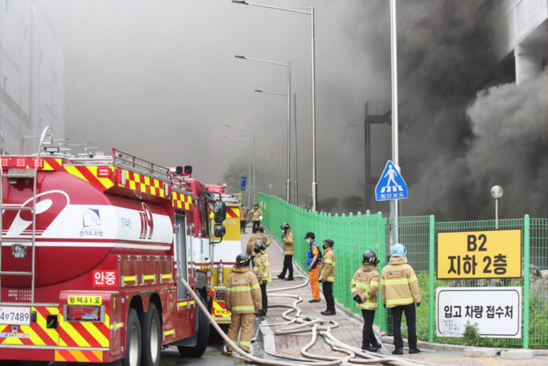 Cháy lớn ở kho hàng Coupang ở Icheon, một nhân viên cứu hỏa bị mắc kẹt