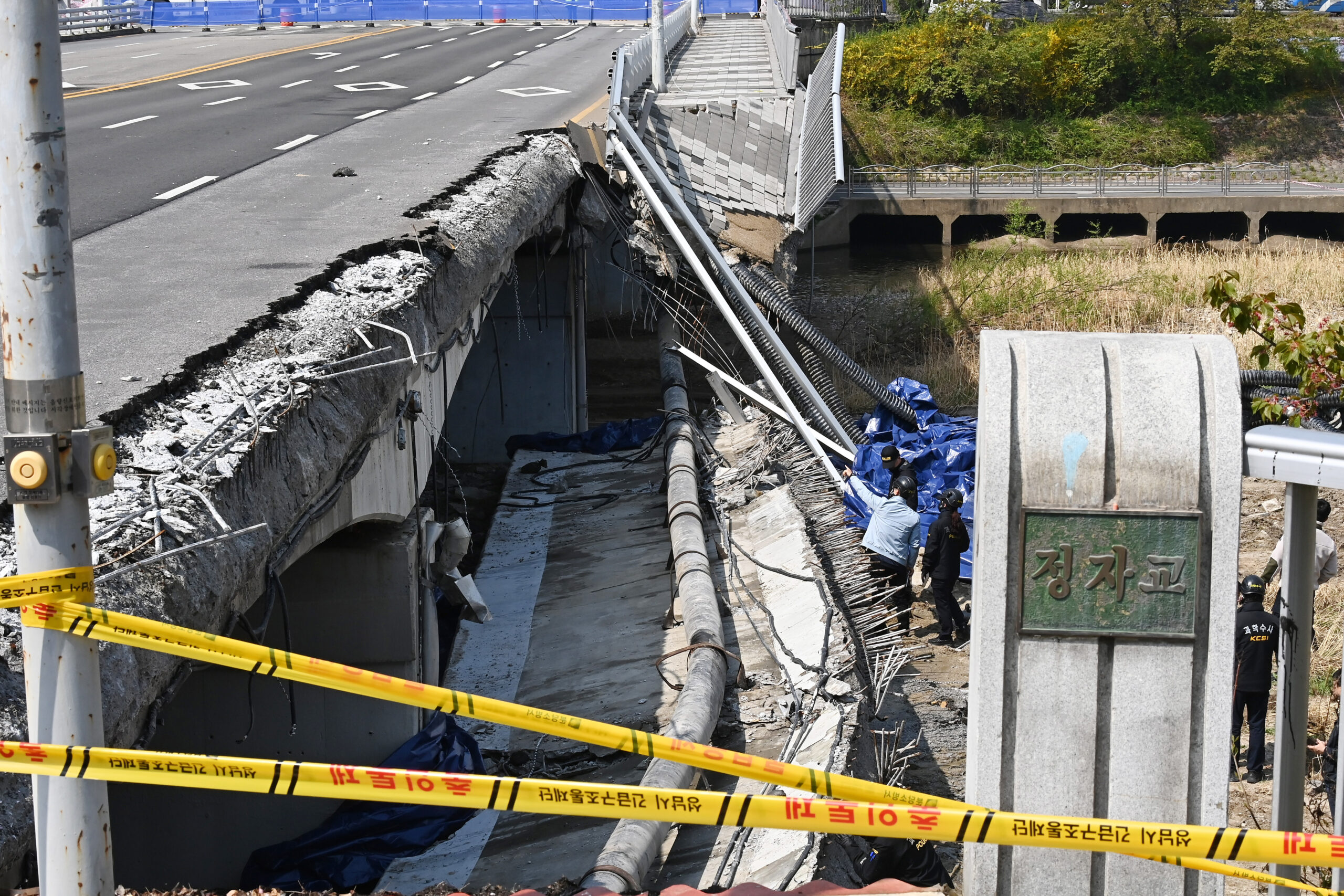 Cầu Jeongja ở Seongnam bị sập 1 người chết và 1 người bị thương.